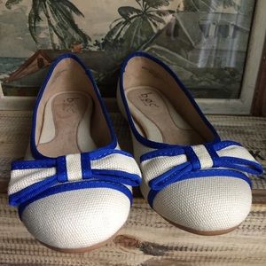 Born beige blue trim flat bow top loafers 9
